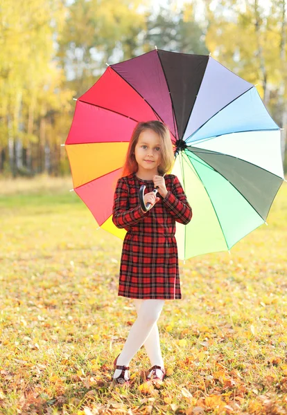 Beautiful little girl child with colorful umbrella in autumn day — Stock Photo, Image
