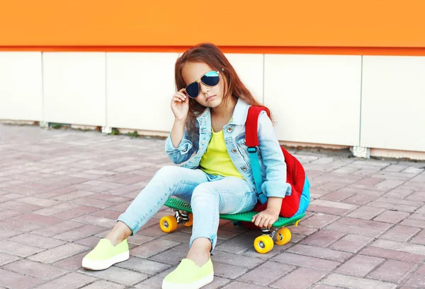 열 시에 스케이트 보드에 앉아 어린 소녀 아이 패션 — 스톡 사진