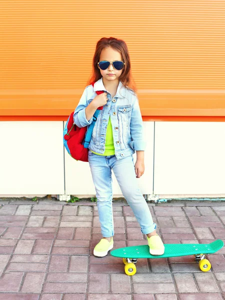 Мода маленькая девочка ребенок и скейтборд в городе — стоковое фото