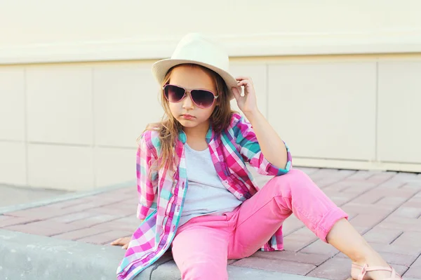 Moda modella bambina indossando una camicia rosa a scacchi, cappello e — Foto Stock