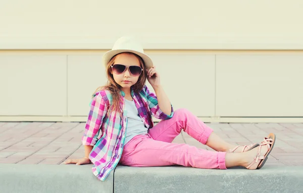 Moda modella bambina indossando una camicia a scacchi rosa, cappello e — Foto Stock
