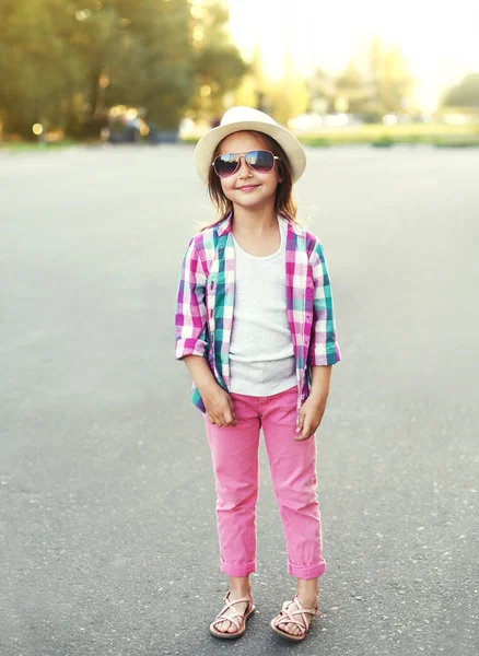 Moda pembe kareli gömlek giyen küçük kız çocuk gülümseyen — Stok fotoğraf