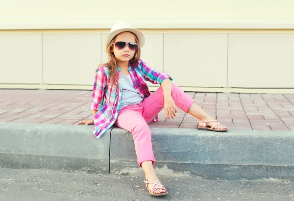 Moda modelo menina vestindo uma camisa rosa, chapéu e óculos de sol — Fotografia de Stock