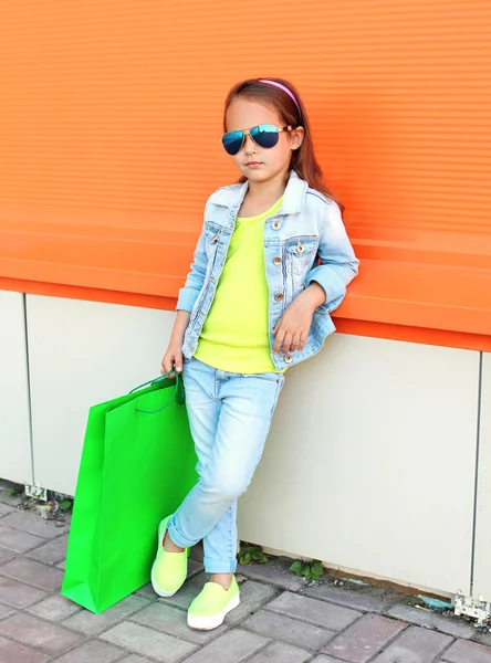 Niña pequeña con gafas de sol y ropa vaquera con sh —  Fotos de Stock