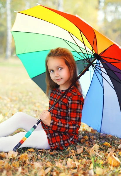 Retrato hermoso niño niña con paraguas de colores en un — Foto de Stock