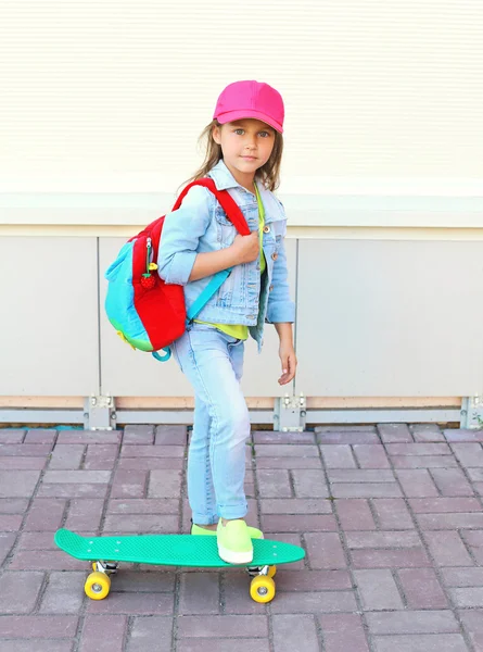 Κομψό μικρό παιδί κορίτσι ιππασία skateboard στην πόλη — Φωτογραφία Αρχείου