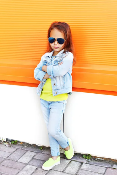 Niña elegante con gafas de sol y ropa vaquera — Foto de Stock