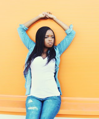 Güzel portre renkli portakal genç Afrikalı kadın geri