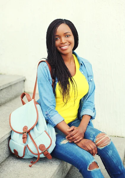 Красива щаслива усміхнена африканка в джинсовій сорочці з — стокове фото