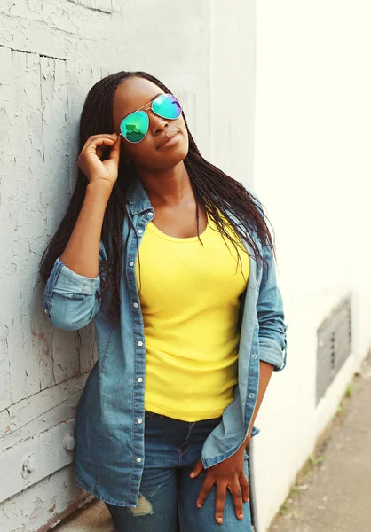 Мода красива африканська жінка в барвистому одязі і сонцезахисному окулярі — стокове фото