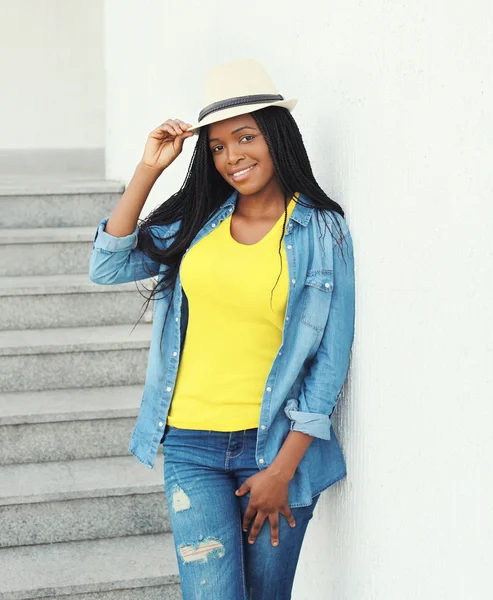 Moda bela mulher africana sorridente usando um chapéu de palha e — Fotografia de Stock