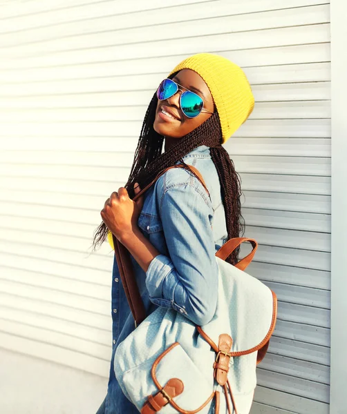 Mode hübsche junge Afrikanerin zu Fuß in der Stadt — Stockfoto