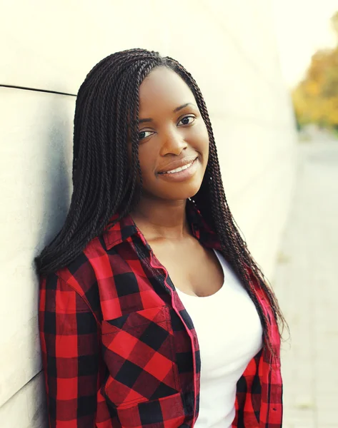 Porträt einer schönen jungen Afrikanerin mit Dreadlocks — Stockfoto