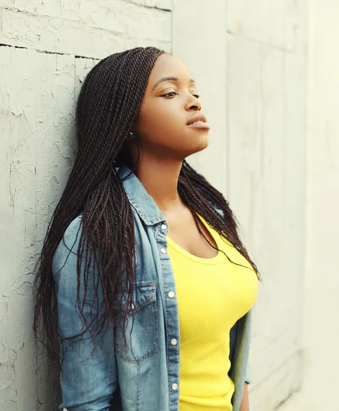 Portrait of beautiful young african woman in city, profile view — Stockfoto
