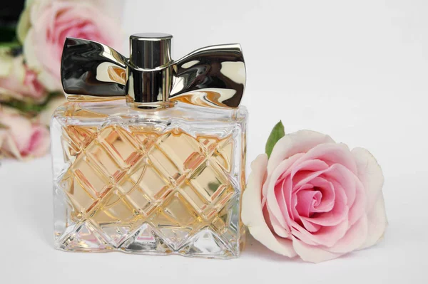 Butelka Perfum Różą Jasnym Tle Perfumeria Kosmetyki Kolekcja Zapachów — Zdjęcie stockowe