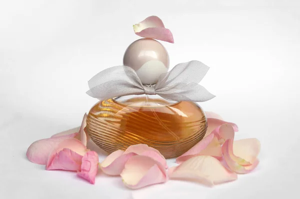 Butelka Perfum Płatkami Róż Perłami Jasnym Tle Perfumeria Kosmetyki Kolekcja — Zdjęcie stockowe