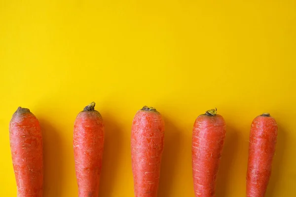 Cenoura Orgânica Natural Encontra Fundo Amarelo Vitamina Vegetal Queratina Vista — Fotografia de Stock