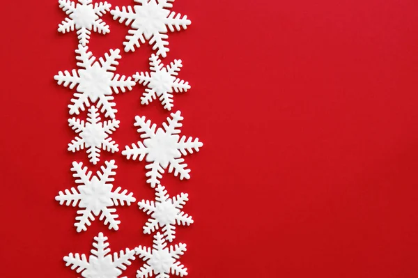 Białe Rzeźbione Płatki Śniegu Mastiku Czerwonym Tle Zimowe Wakacje Świąteczny — Zdjęcie stockowe