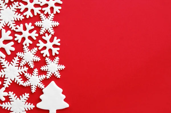 白色雕刻的圣诞树和红色背景的乳酪雪花 寒假有雪效果的圣诞图案 现代的 简约的 整洁的 带有复制空间的模型 — 图库照片
