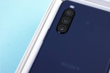 KHARKOV, UKRAINE - NOVEMBER 12.2020: Yeni akıllı telefonlu kutu SONY Xperia 10 II Blue Berry. Sony - Japon çok uluslu şirketi.