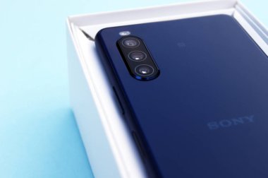 KHARKOV, UKRAINE - NOVEMBER 12.2020: Yeni akıllı telefonlu kutu SONY Xperia 10 II Blue Berry. Sony - Japon çok uluslu şirketi.