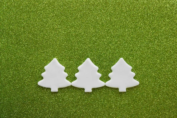 Białe Rzeźbione Choinki Mastikowe Zielonym Tle Zimowe Wakacje Świąteczny Wzór — Zdjęcie stockowe