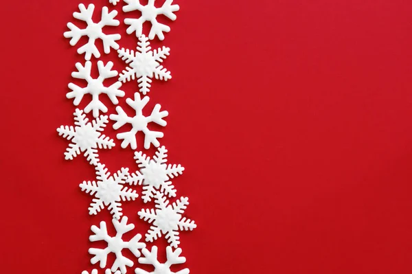 红色背景上刻着乳胶白色雪片 寒假有雪效果的圣诞图案 现代的 简约的 整洁的 带有复制空间的模型 — 图库照片