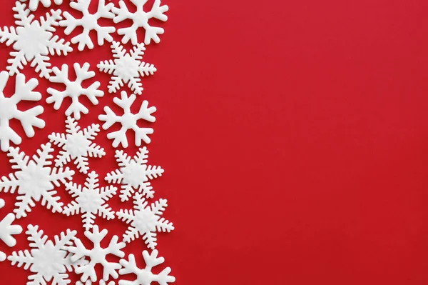 红色背景上刻着乳胶白色雪片 寒假有雪效果的圣诞图案 现代的 简约的 整洁的 带有复制空间的模型 — 图库照片