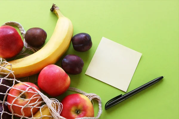 Maçãs Vermelhas Bananas Ameixas Saco Cordas Papel Branco Com Caneta — Fotografia de Stock