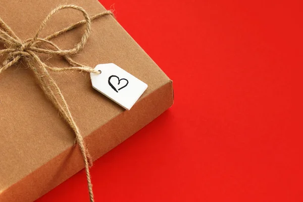 木牌卡夫礼品盒 心形彩绘 情人节的概念 周年纪念日 顶部视图 — 图库照片
