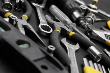 Siyah arka planda onarım için çok farklı araçlar var. Onarım ve inşaat konsepti.