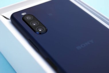 KHARKOV, UKRAINE - NOVEMBER 12.2020: Yeni akıllı telefonlu kutu SONY Xperia 10 II Blue Berry. Sony - Japon çok uluslu şirketi.