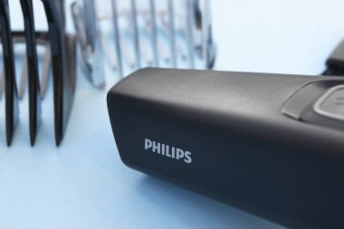 KHARKOV, UKRAINE - 16 HAZİRAN 2021: Philips Saç Kırpıcı Serisi 9000 Profesyonel dijital kırpıcı ev kullanımı için motorlu taraklar ile profesyonel sonuçlar.