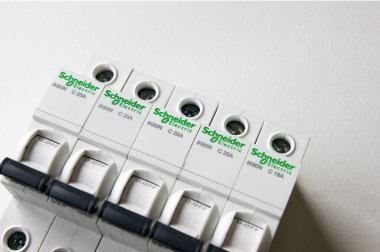 KHARKOV, UKRAINE - 08 Ekim 2020: Schneider elektrik şalterleri beyaz arkaplanda. Schneider Electric bir Fransız elektrik mühendisliği şirketidir, endüstriyel işletmelerin elektrik alt kompleksleri, sivil ve ikamet sahipleri için ekipman üreticisidir.