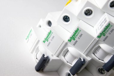 KHARKOV, UKRAINE - 08 Ekim 2020: Schneider elektrik şalterleri beyaz arkaplanda. Schneider Electric bir Fransız elektrik mühendisliği şirketidir, endüstriyel işletmelerin elektrik alt kompleksleri, sivil ve ikamet sahipleri için ekipman üreticisidir.