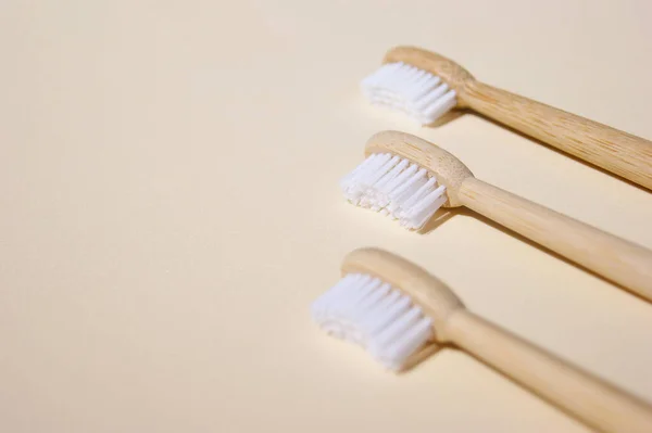 Bambusowe Szczoteczki Zębów Jasnym Tle Powiedz Nie Koncepcji Plastiku — Zdjęcie stockowe