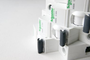 KHARKOV, UKRAINE - 08 Ekim 2020: Schneider elektrik şalterleri beyaz arkaplanda. Schneider Electric bir Fransız elektrik mühendisliği şirketidir, endüstriyel işletmelerin elektrik alt kompleksleri, sivil ve ikamet sahipleri için ekipman üreticisidir.