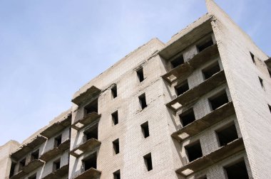 Çok katlı terk edilmiş Sovyet binasının balkonları çökmüş. Yıpranmış konutlar, bitmemiş şehir.