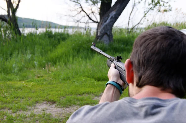 Jovem Está Preparar Para Disparar Uma Arma Pneumática Objetivos Pote — Fotografia de Stock