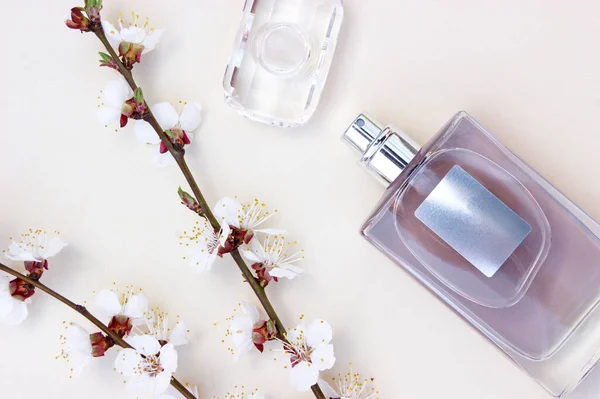 Lekkie Tło Pulpitu Piękno Butelką Kobiecych Perfum Kwiat Gałązki Wiśni — Zdjęcie stockowe