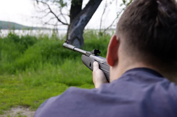 Jovem Está Preparar Para Disparar Uma Arma Pneumática Objetivos Pote — Fotografia de Stock