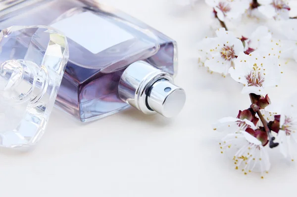 Lätt Skönhet Skrivbordsbakgrund Med Flaska Kvinnlig Parfym Och Blomma Gren — Stockfoto