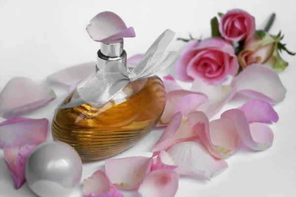 Butelka Perfum Płatkami Róż Perłami Jasnym Tle Perfumeria Kosmetyki Kolekcja — Zdjęcie stockowe