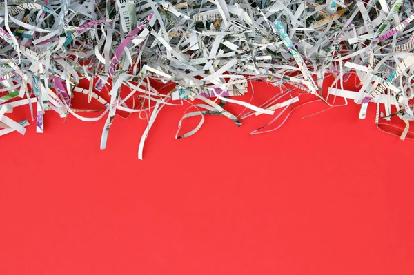 Kırmızı Arka Planda Parçalanmış Kağıt Seçici Odak Resmi — Stok fotoğraf