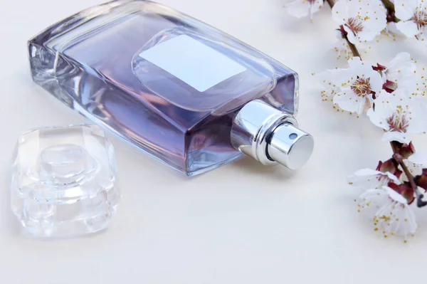 Lekkie Tło Pulpitu Piękno Butelką Kobiecych Perfum Kwiat Gałązki Wiśni — Zdjęcie stockowe