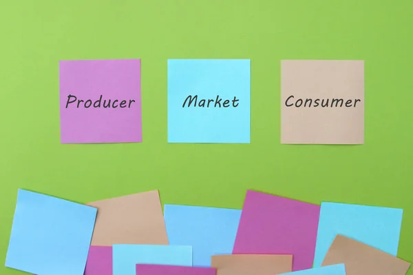 Producent Markt Consument Zin Geschreven Veelkleurige Stickers Lichtgroene Achtergrond — Stockfoto