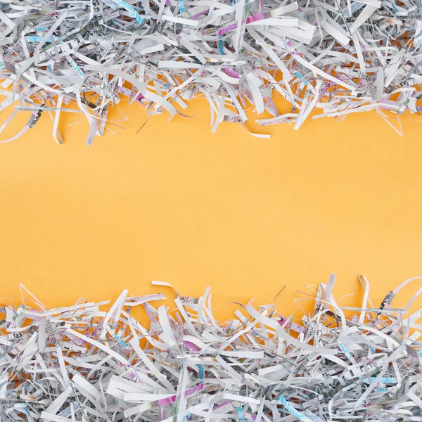 Açık Turuncu Arkaplan Üzerine Parçalanmış Kağıt Seçici Odak Resmi — Stok fotoğraf