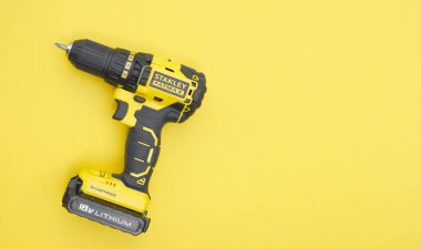 KHARKIV, UKRAINE - 14 Haziran 2020: Stanley 'nin sarı arka planda bulunan yeni kablosuz tornavida.