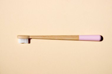 Arka planda bambu diş fırçaları. Plastik konsepte hayır de. Üst görünüm, boşluk kopyala, düz çizgi.