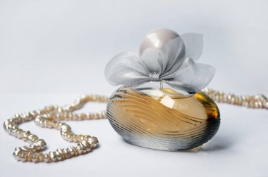 Arka planda incili parfüm şişesi. Parfüm, kozmetik, parfüm koleksiyonu..